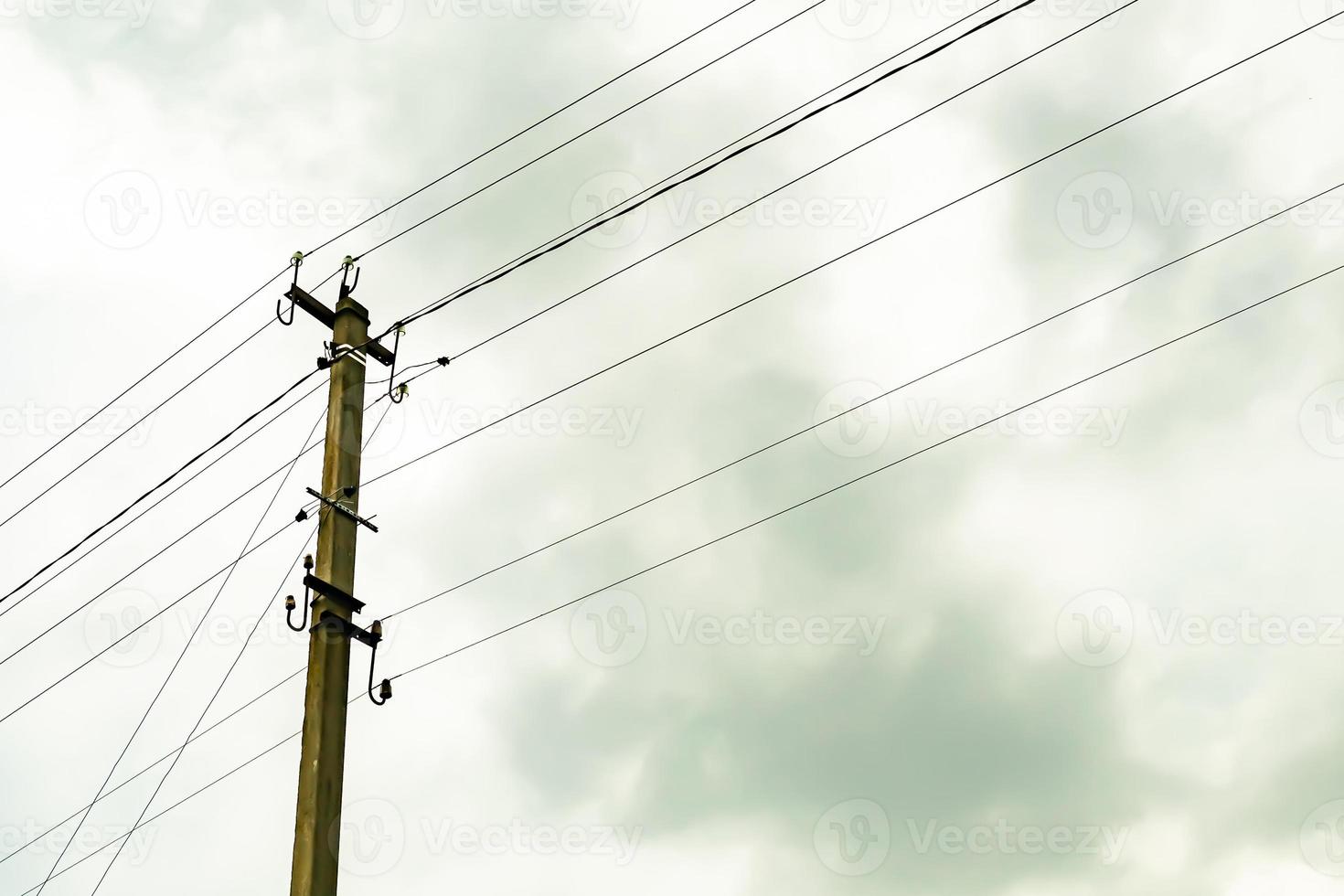 Poste eléctrico de potencia con cable de línea sobre fondo de color cerrar foto