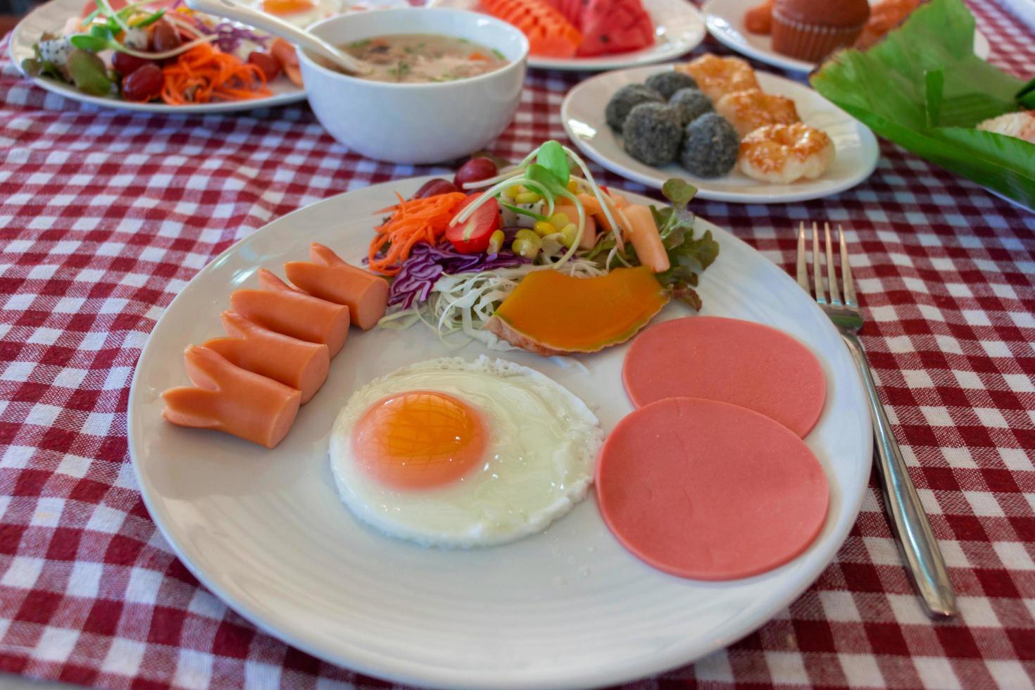 desayuno en un plato blanco en la mesa foto