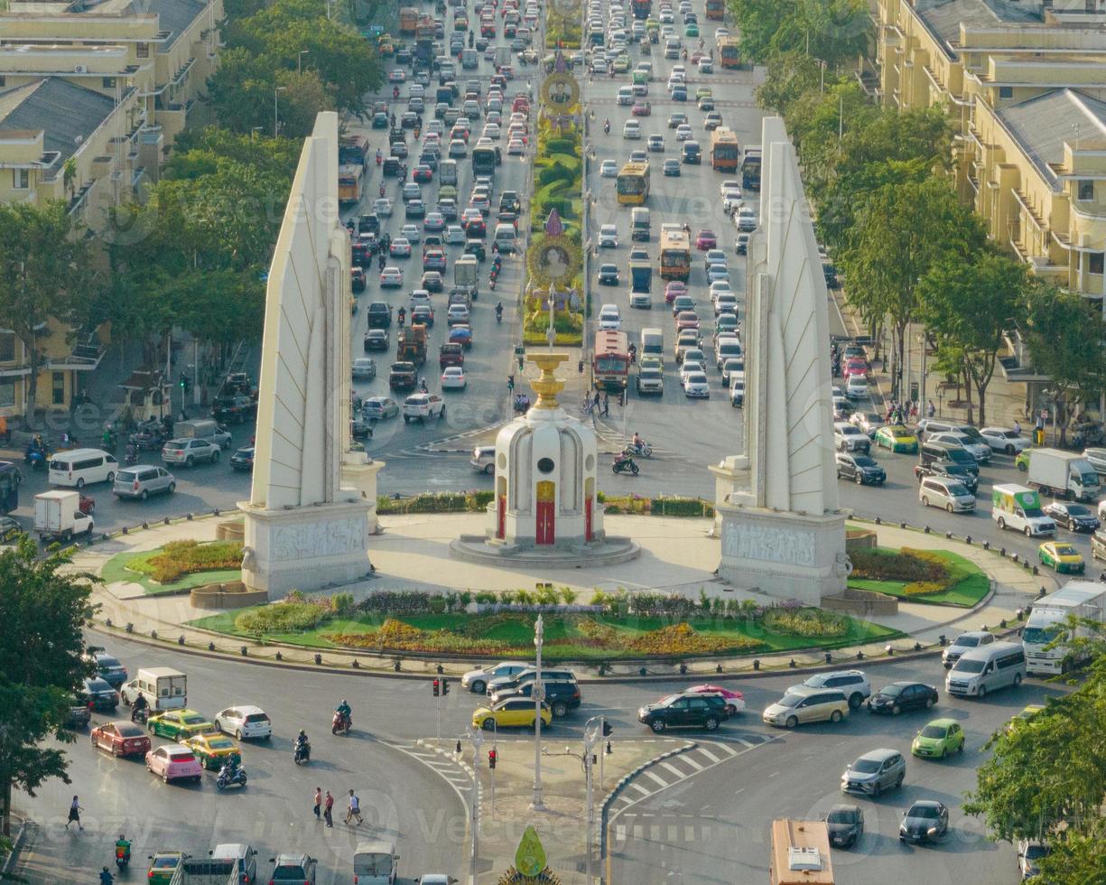 una vista aérea del monumento a la democracia en la avenida ratchadamnoen, la atracción turística más famosa de bangkok, tailandia foto