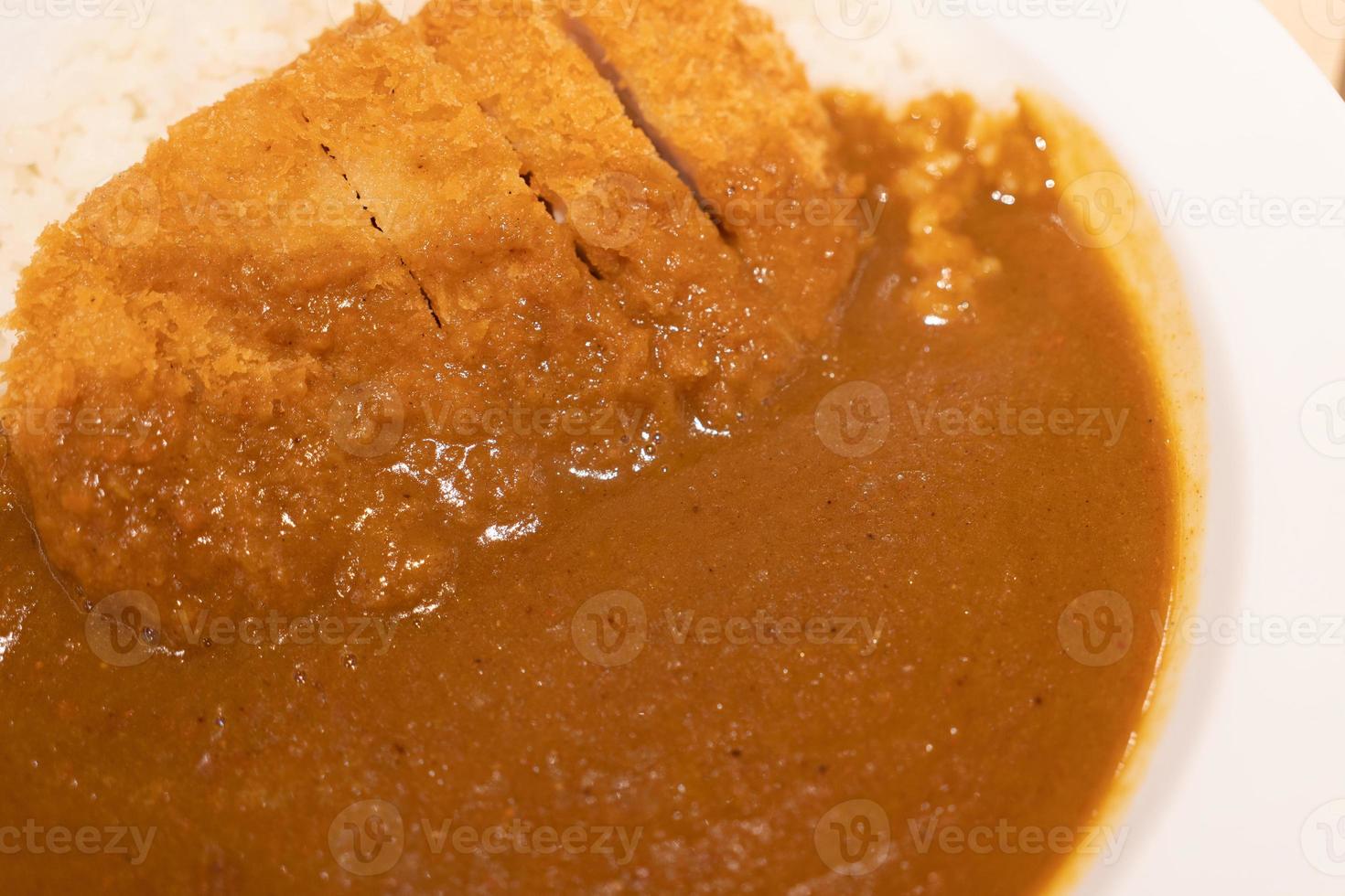 El curry japonés es una comida japonesa tradicional con un sabor único y delicioso. foto