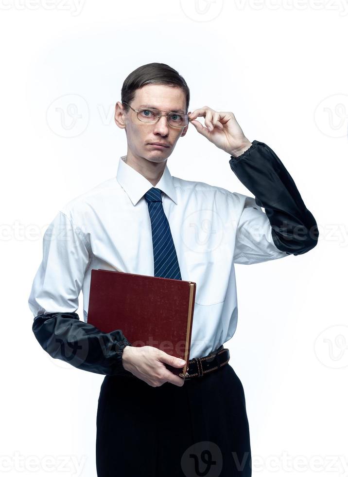 un hombre de negocios con corbata y gafas con una revista en las manos sobre un fondo blanco y aislado foto