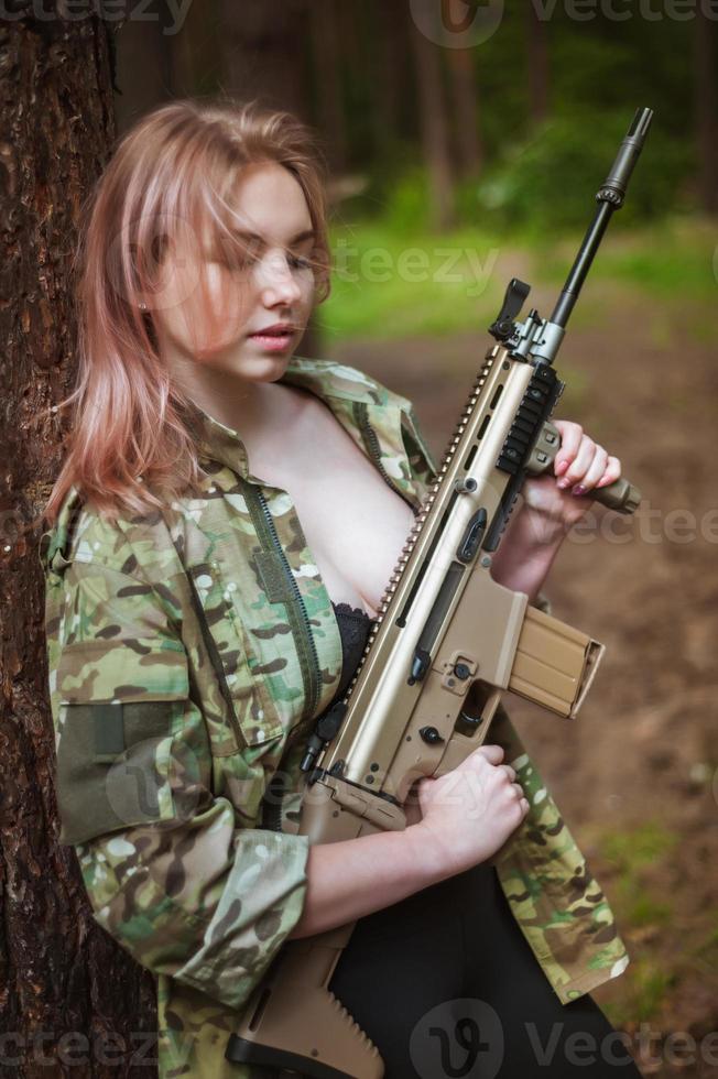 hermoso retrato de una niña sosteniendo un arma foto