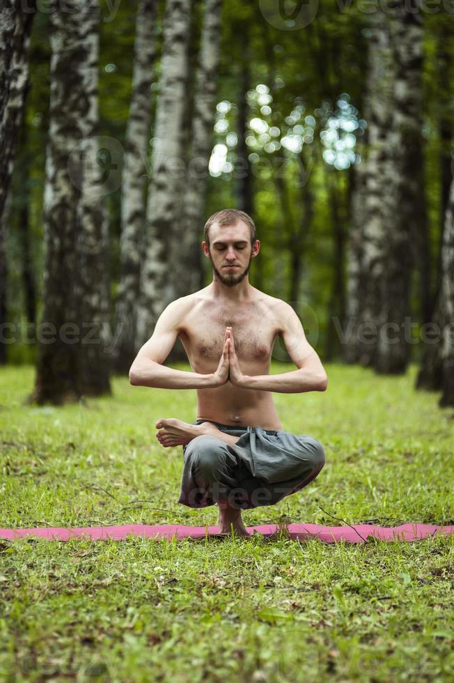 hombre de yoga meditando al atardecer. modelo masculino de meditación en serena armonía foto