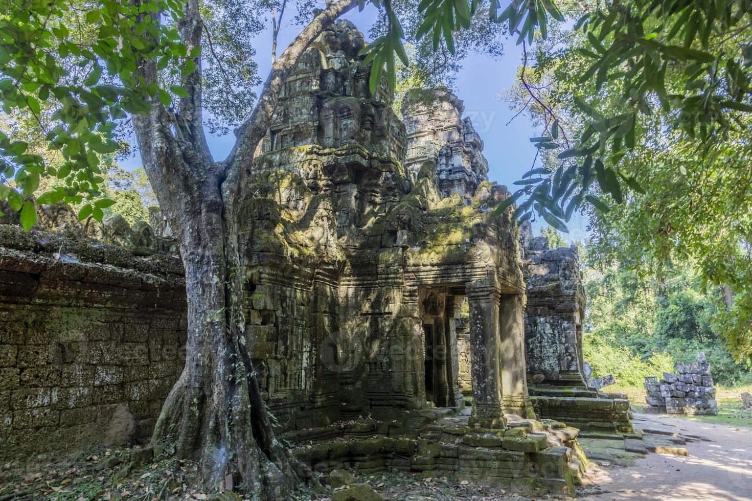 místicas y famosas ruinas de Anchor Wat en Camboya sin gente en verano foto