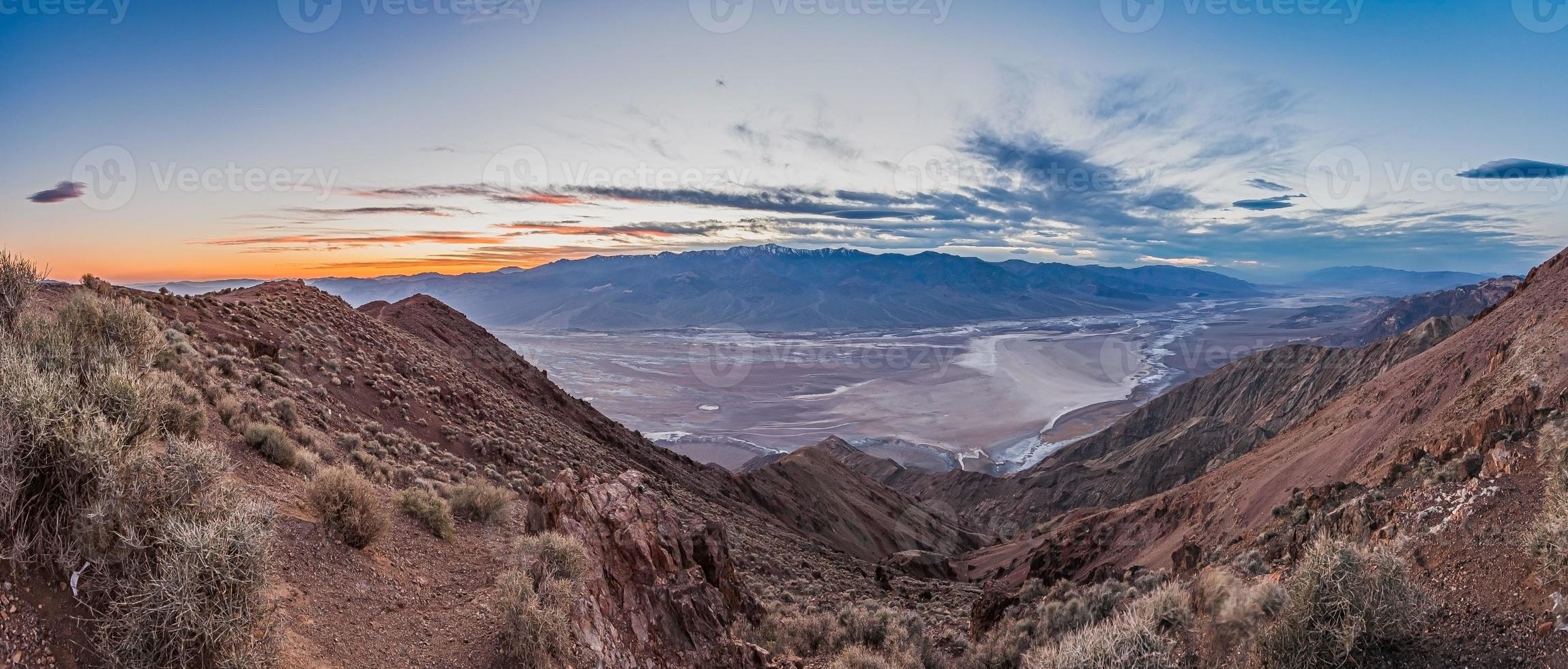 imagen panorámica del valle de la muerte en el estado estadounidense de nevada desde el punto de vista del pico dantes foto