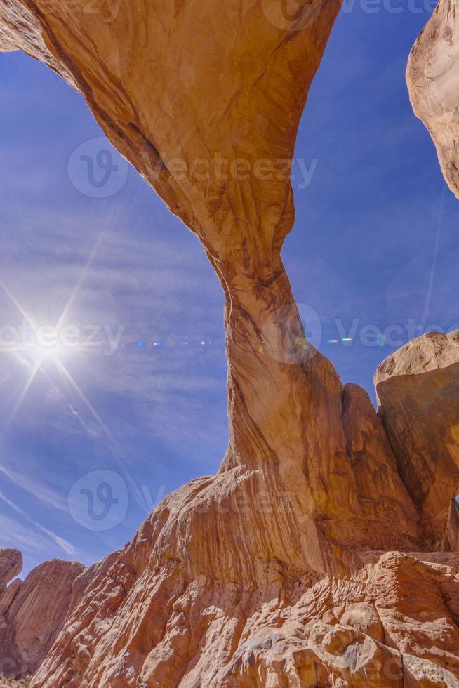 imagen panorámica de las maravillas naturales y geológicas del parque nacional arches en utah en invierno foto