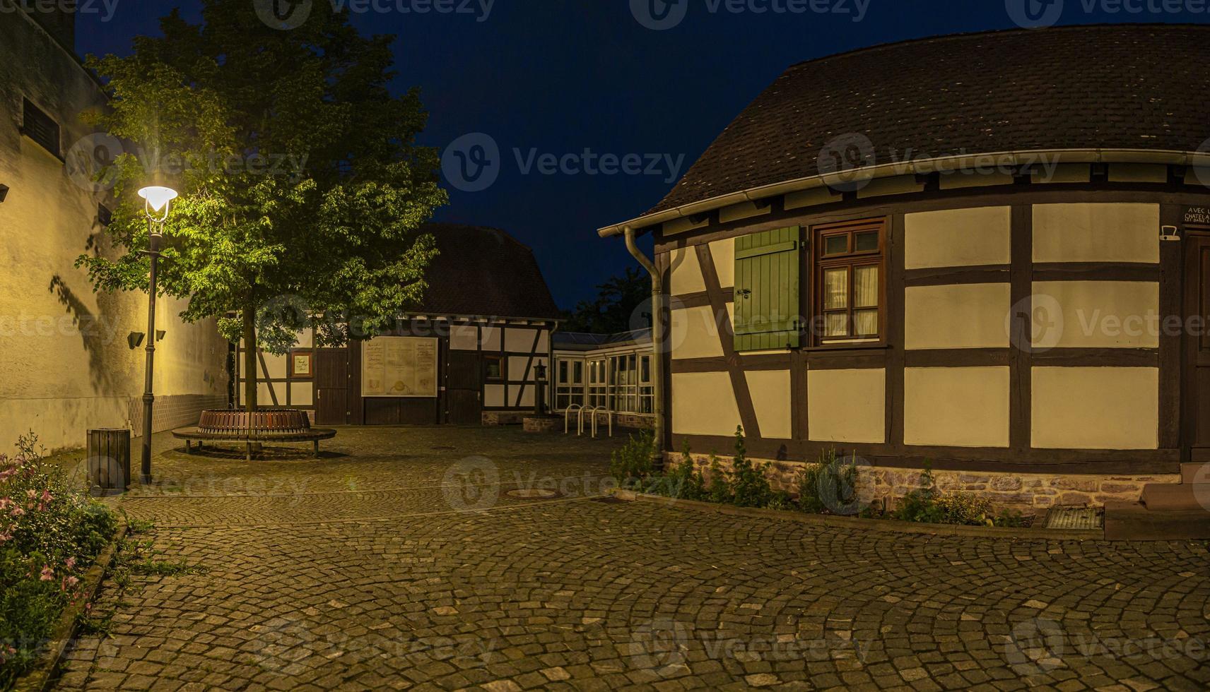 vista del patio del museo histórico de la ciudad de walldorf en hesse con casas de entramado de madera circundantes durante la puesta de sol foto