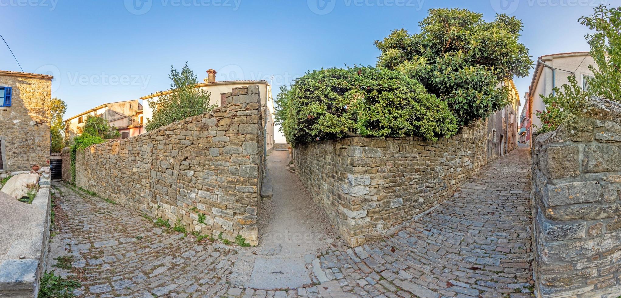 imagen de un antiguo camino empedrado en la histórica ciudad croata de motovun por la mañana foto