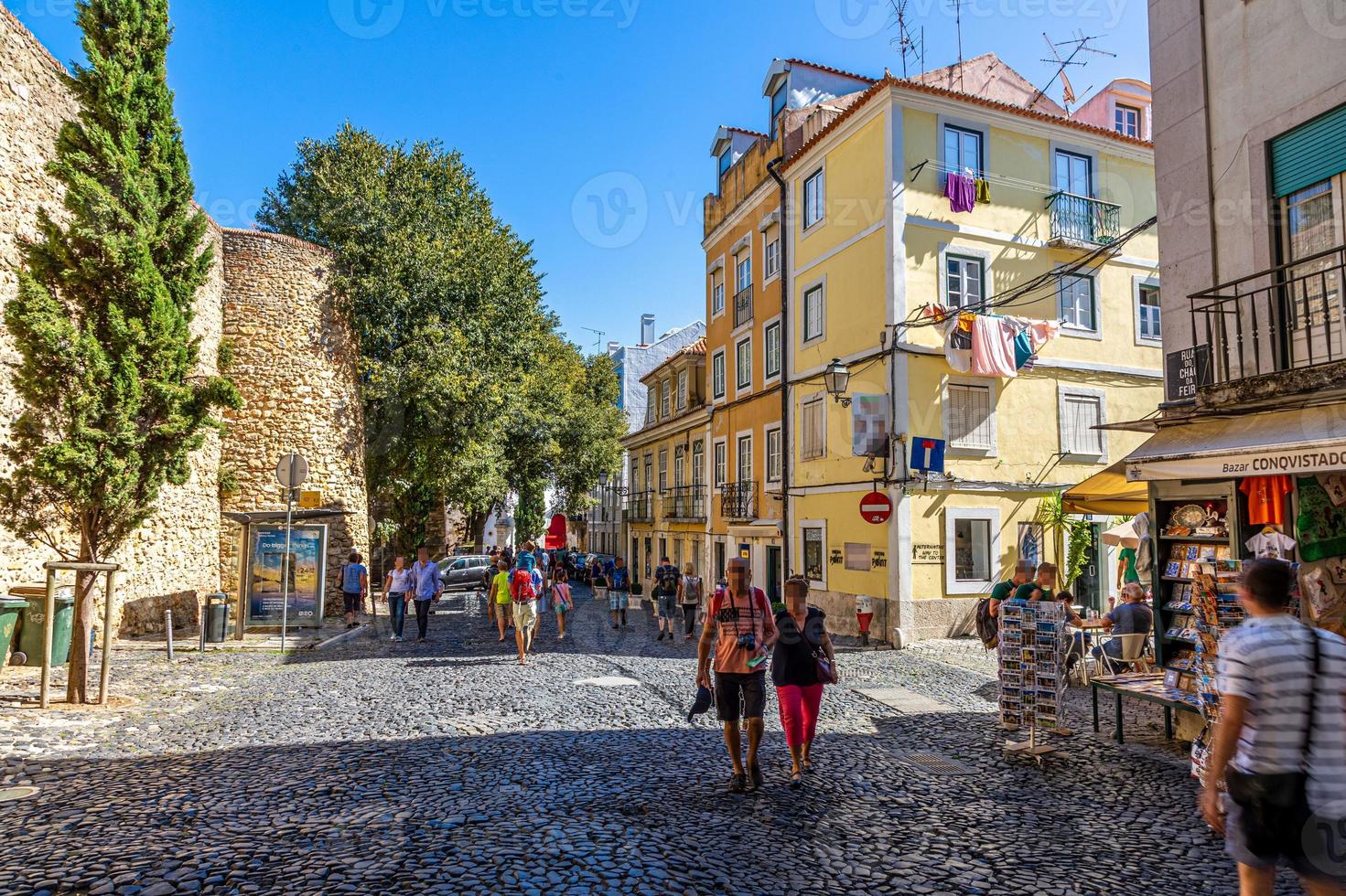 fachadas de edificios antiguos en la ciudad vieja de lisboa en portugal en verano foto