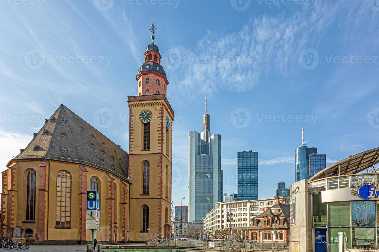 vista sobre la plaza en el hauptwache en frankfurt con st. la iglesia de catherine y los rascacielos del horizonte a la luz de la mañana foto