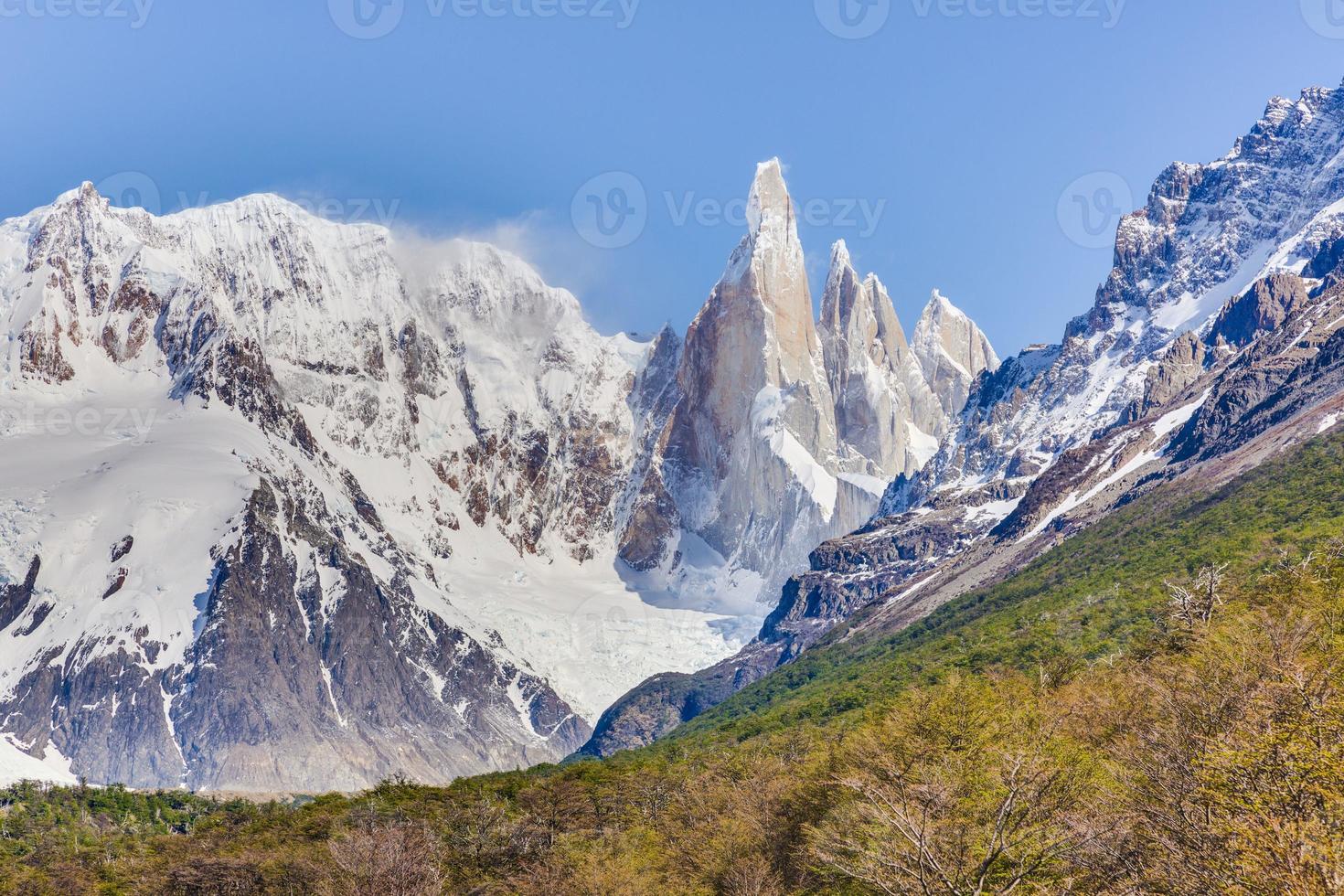 imagen de la montaña cerro torre en la patagonia foto