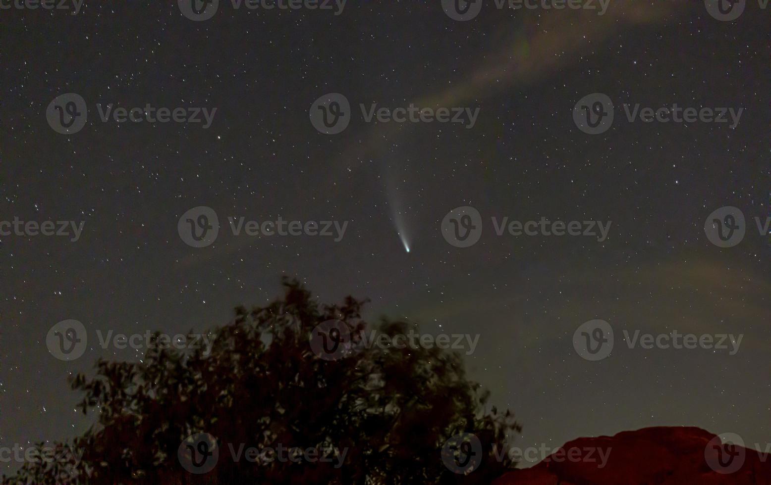 imagen del cometa neowise tomada desde la cumbre de feldberg en alemania el 23 de julio de 2020 foto