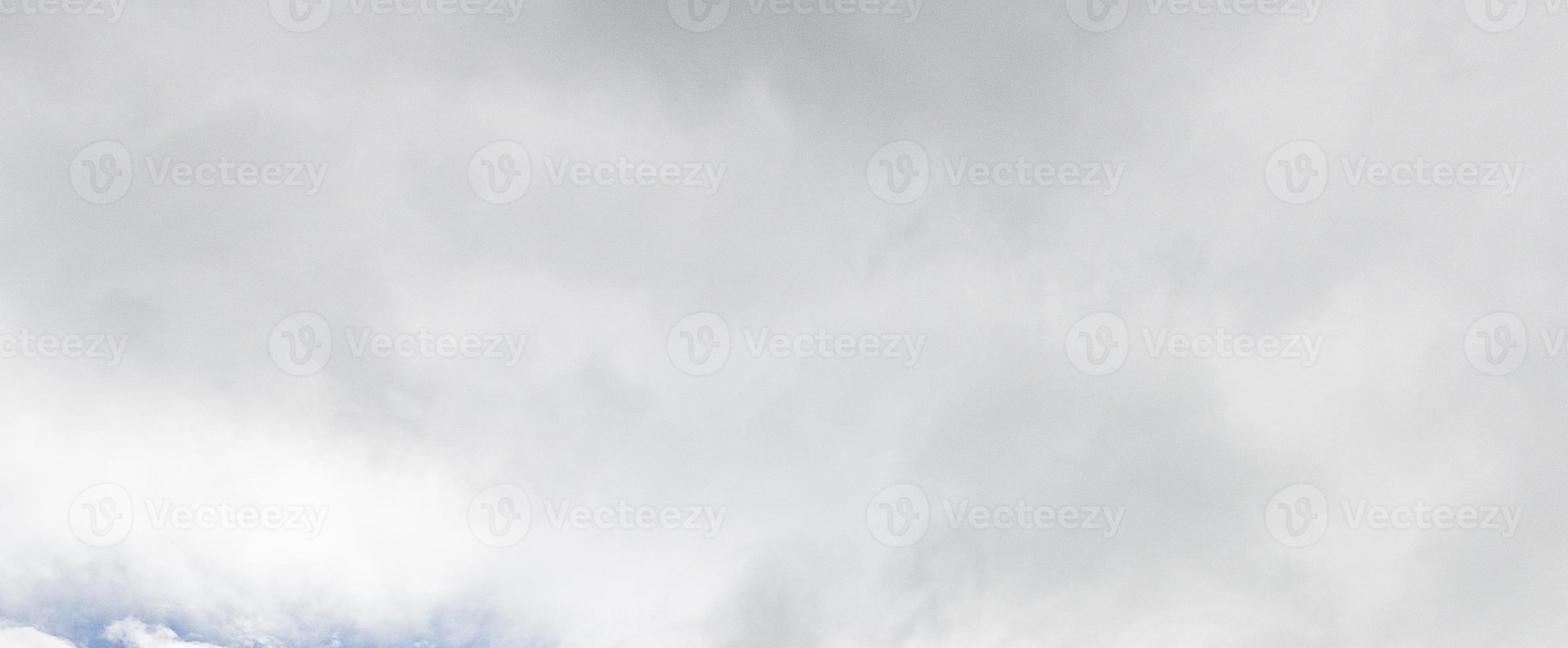 imagen de un cielo oscuro y nublado durante el día foto