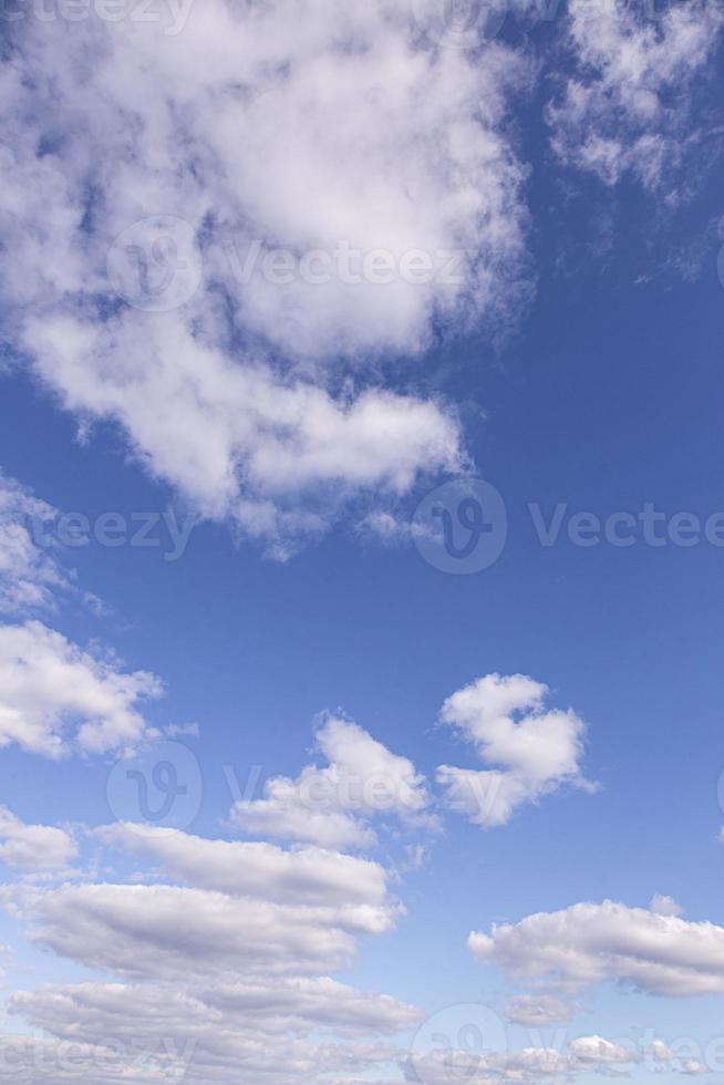 imagen de un cielo parcialmente nublado y parcialmente despejado durante el día foto