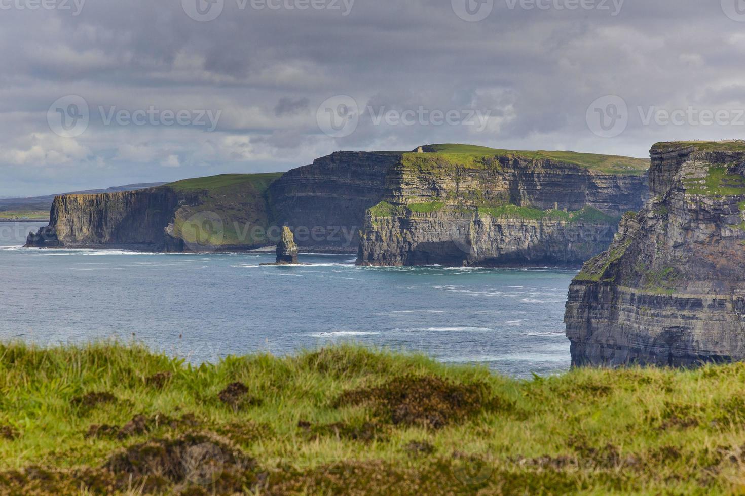 imagen panorámica de los acantilados de moher en la costa oeste de irlanda durante el día foto