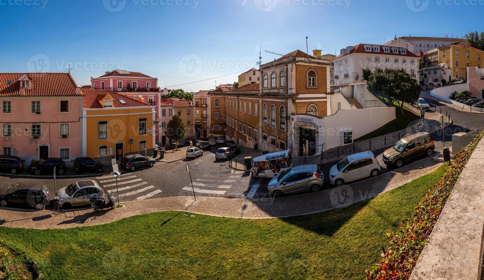 escena callejera en lisboa en portugal en verano foto