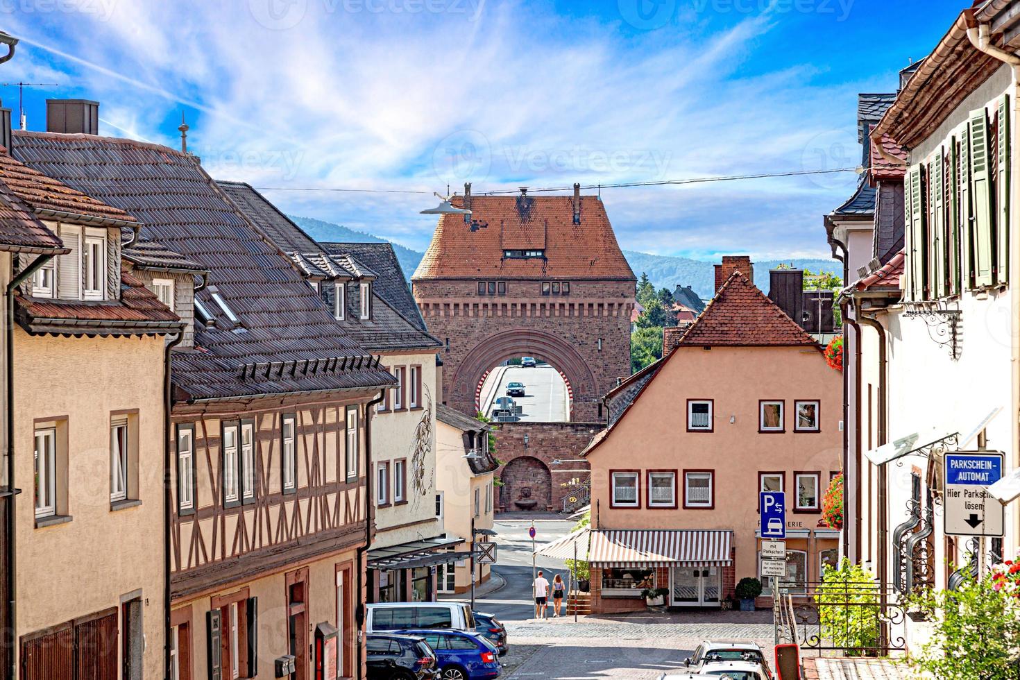 imagen de la puerta de la ciudad de miltenberg ubicada fuera del puente principal del río durante el día foto