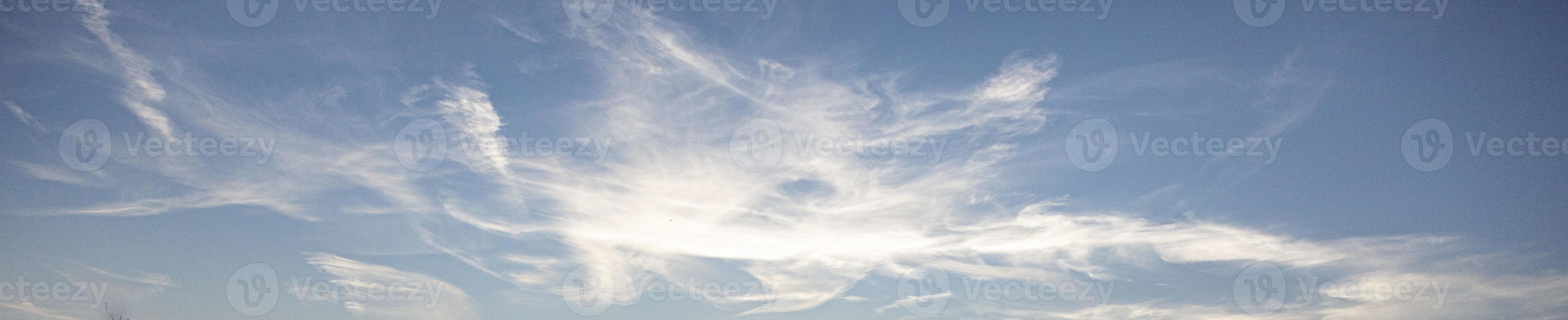 imagen de un cielo parcialmente nublado y parcialmente despejado durante el día foto