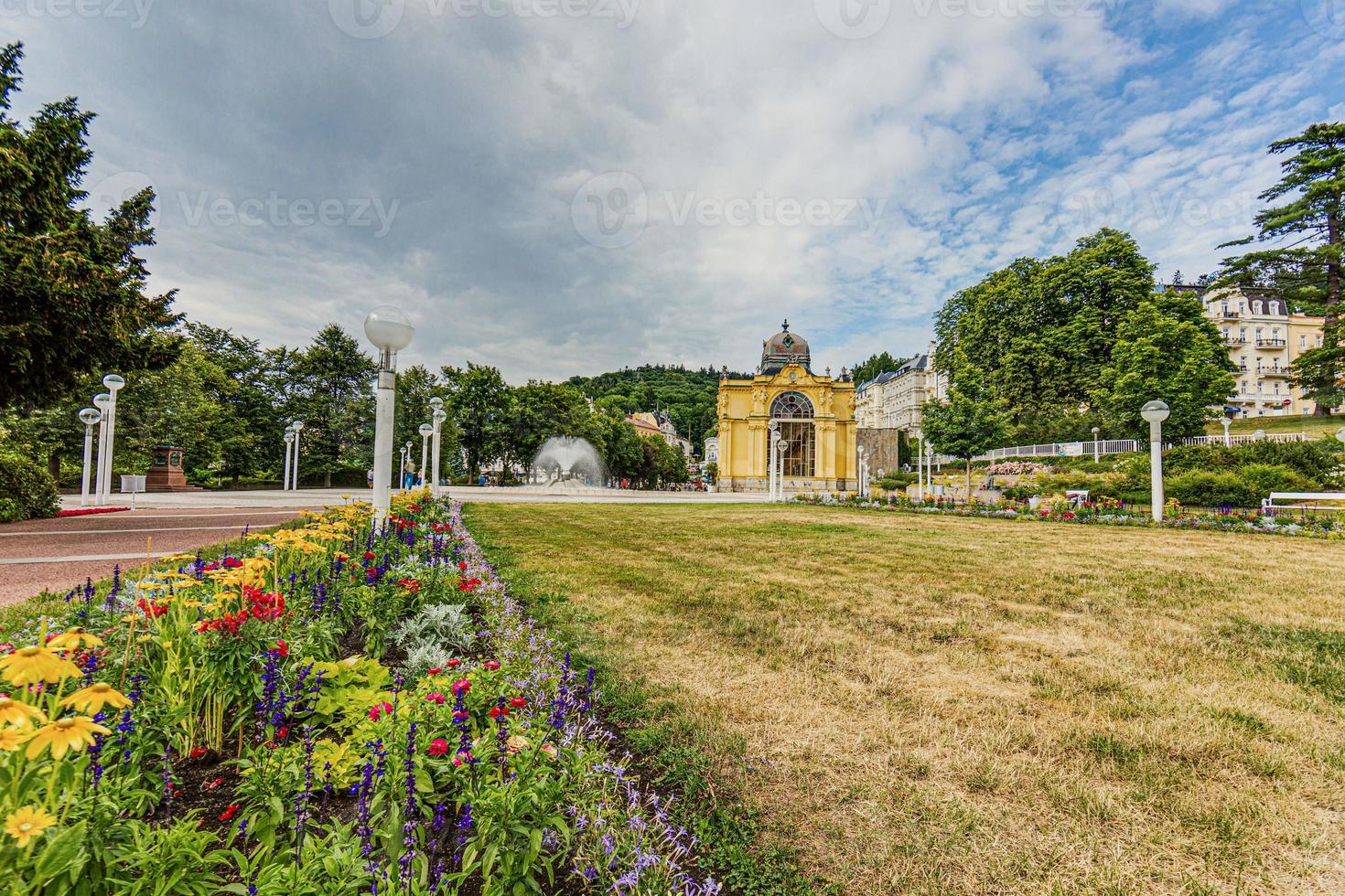 vistas al edificio histórico de kolonada en la ciudad balneario checa de marienbad en verano foto