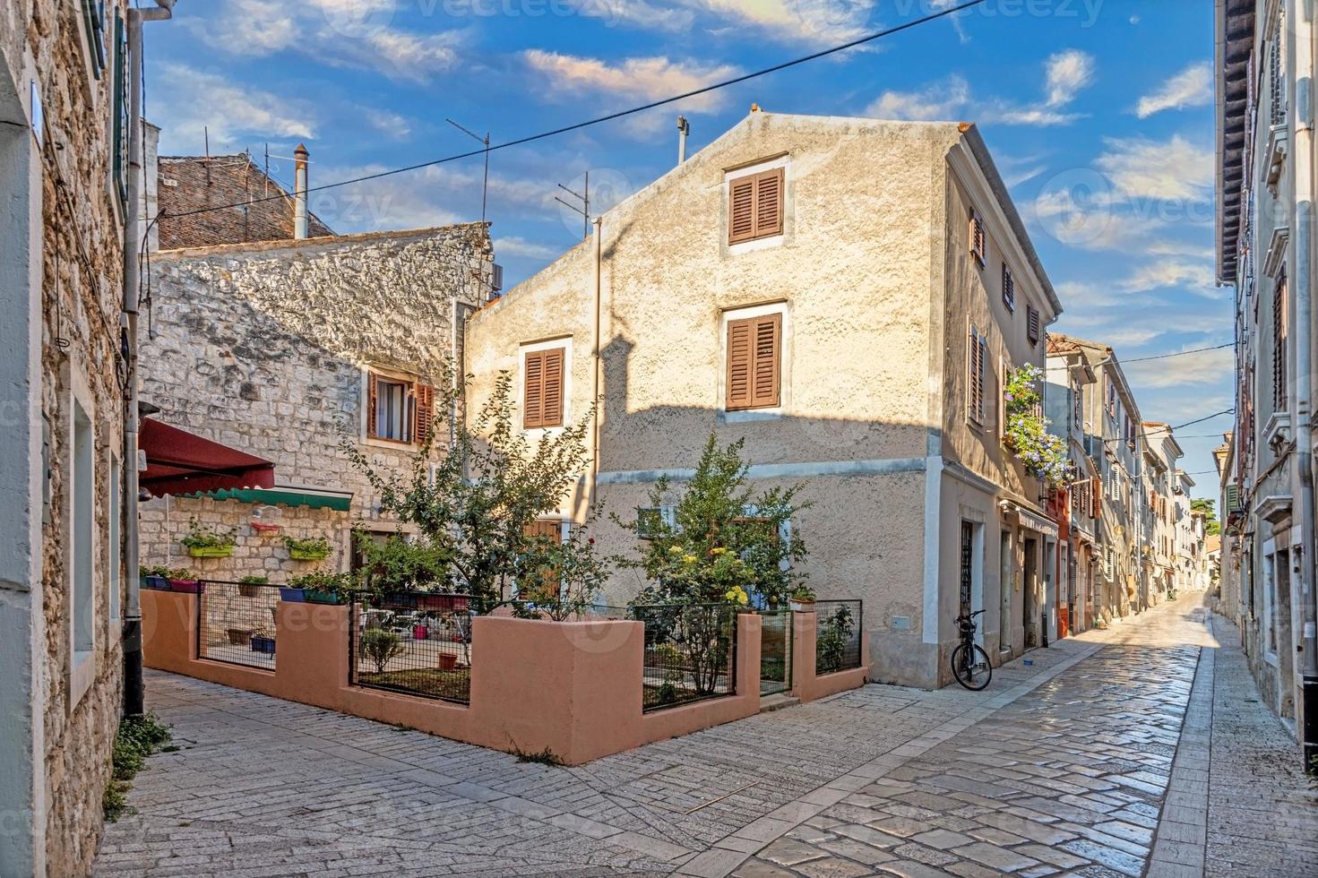 imagen del centro histórico de la ciudad costera croata de porec a la luz de la mañana durante el amanecer foto