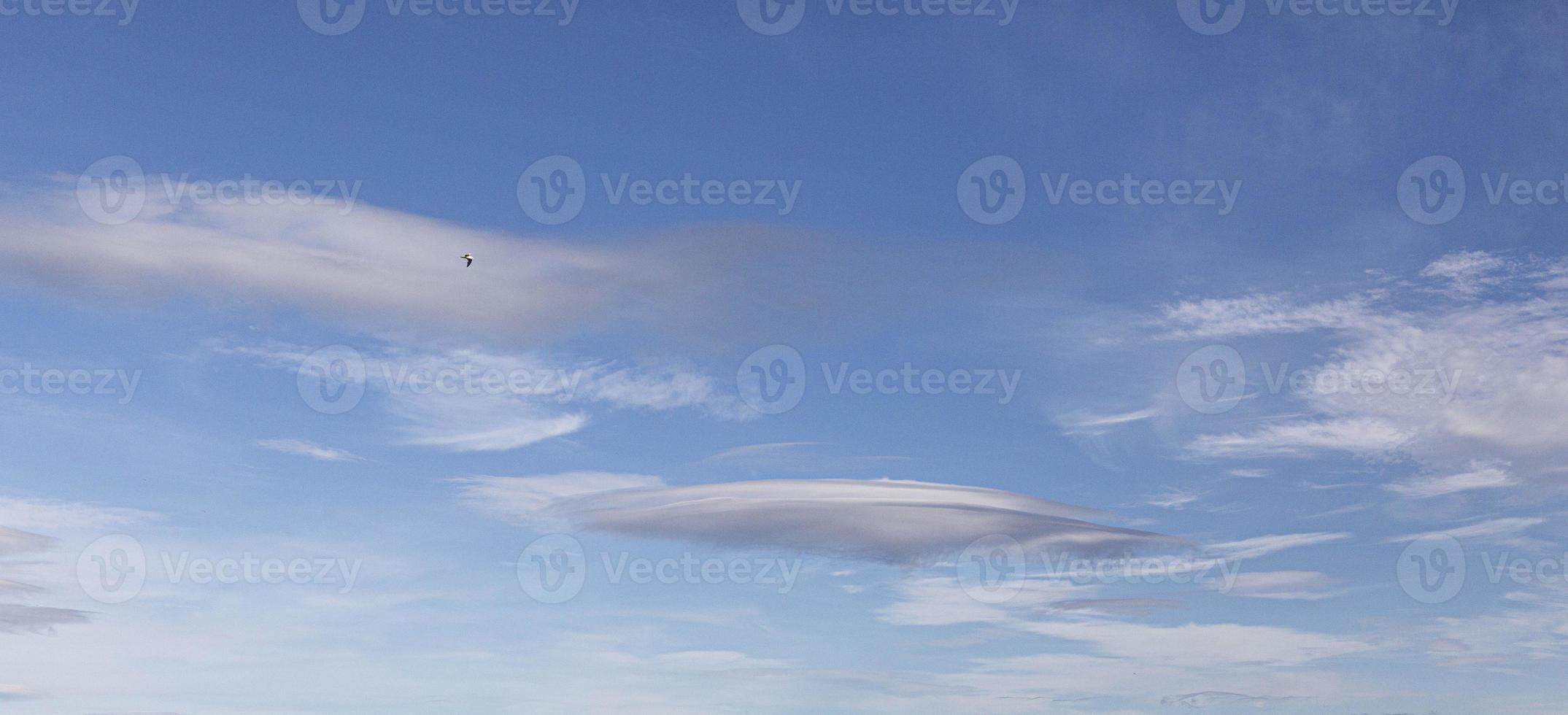 imagen de un cielo parcialmente nublado y parcialmente despejado durante el día foto