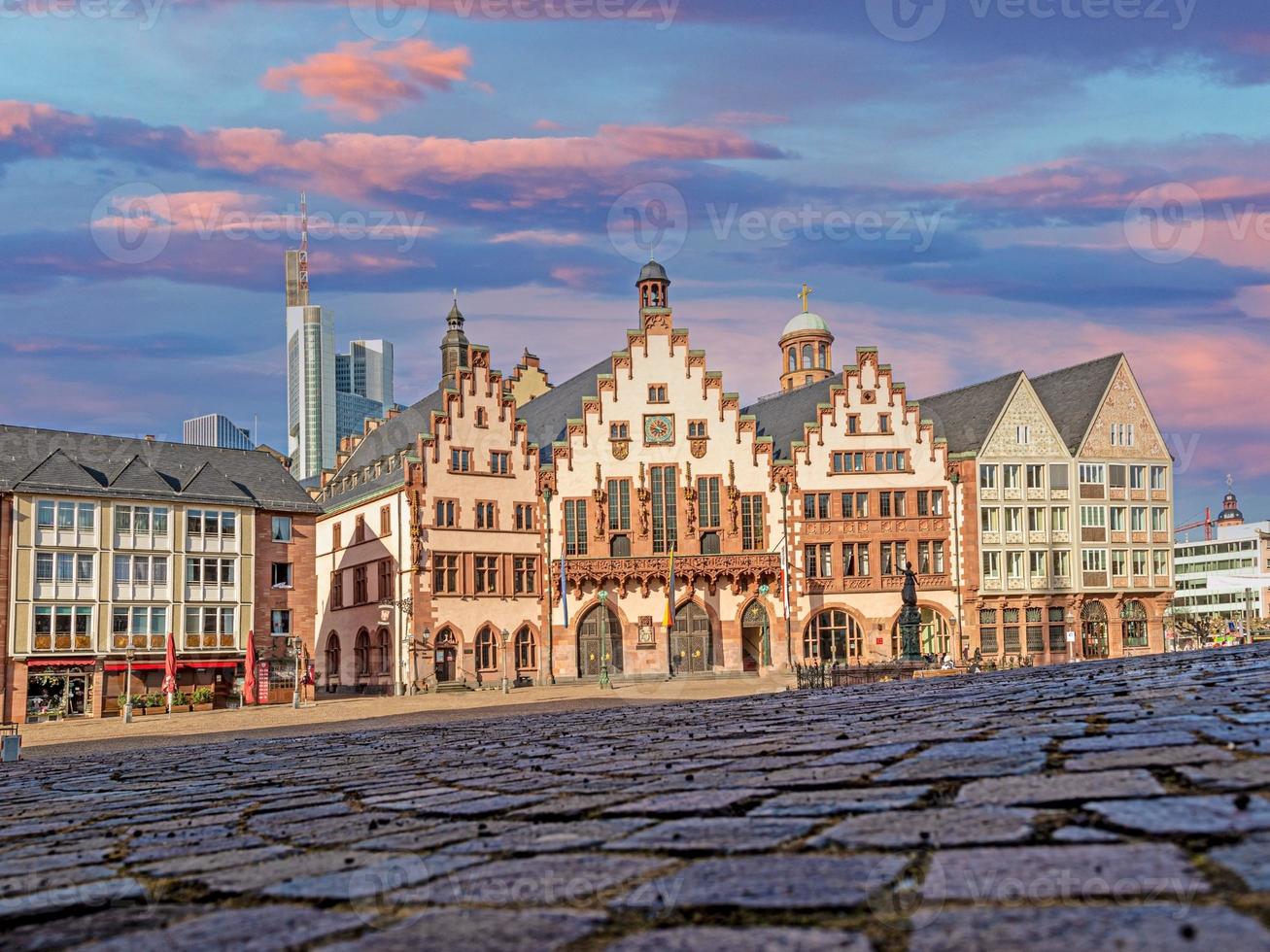 vistas panorámicas a la histórica plaza frankfurt roemer con el ayuntamiento, las calles adoquinadas y las antiguas casas de entramado de madera a la luz de la mañana foto