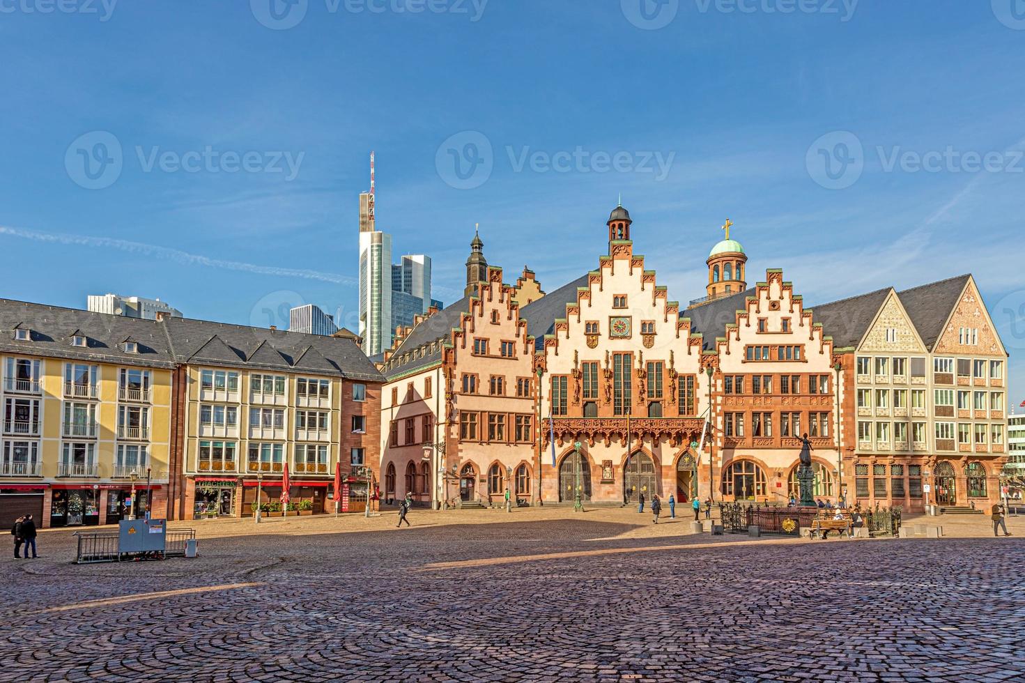 vistas panorámicas a la histórica plaza frankfurt roemer con el ayuntamiento, las calles adoquinadas y las antiguas casas de entramado de madera a la luz de la mañana foto