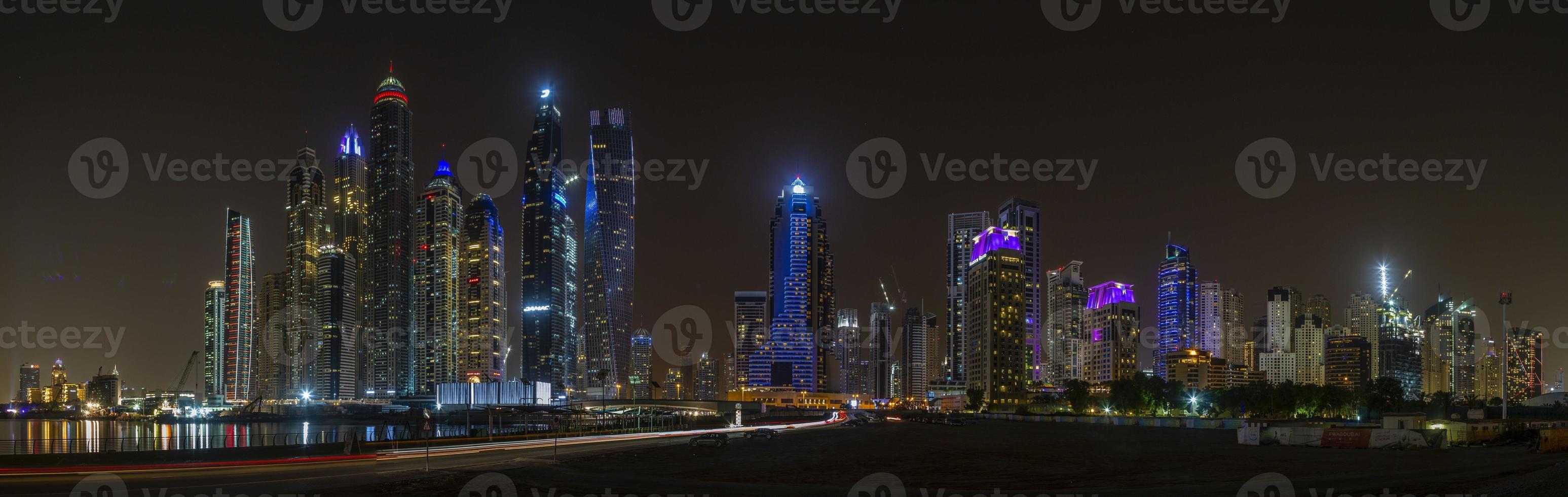imagen panorámica del horizonte del puerto deportivo de dubai por la noche en noviembre foto