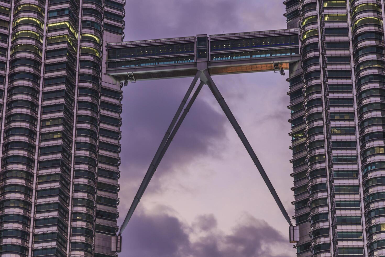 vista del puente peatonal entre las torres petronas foto