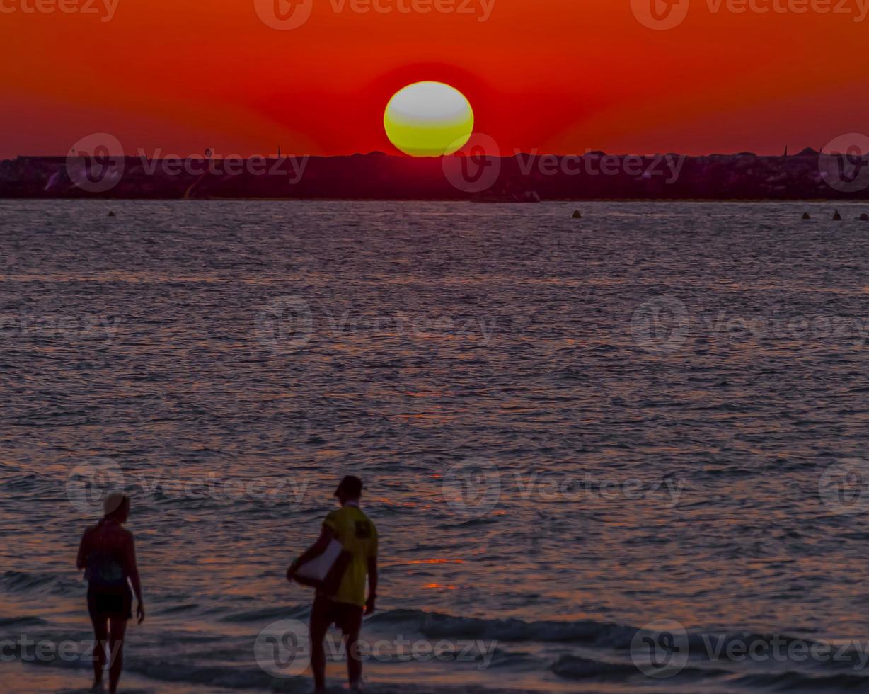 puesta de sol sobre el horizonte del golfo pérsico cerca de dubai foto