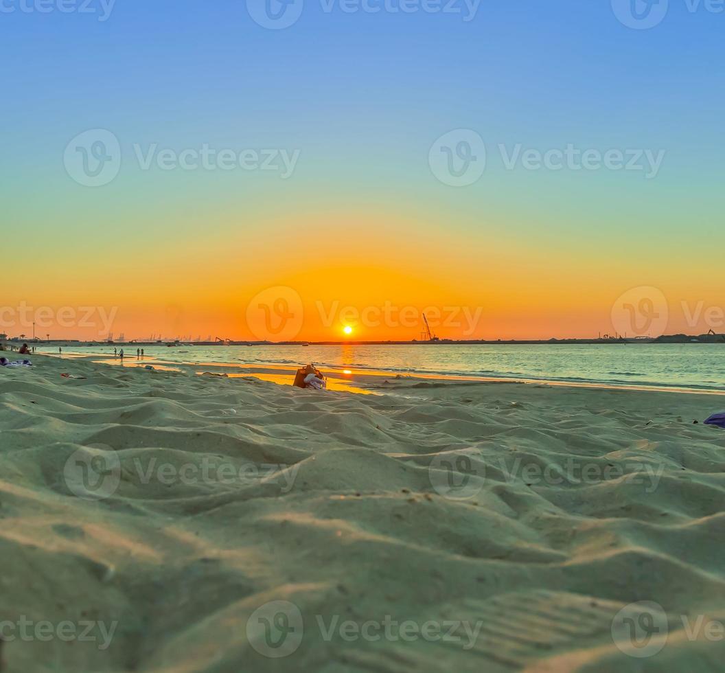 escena de playa en dubai durante la puesta de sol foto