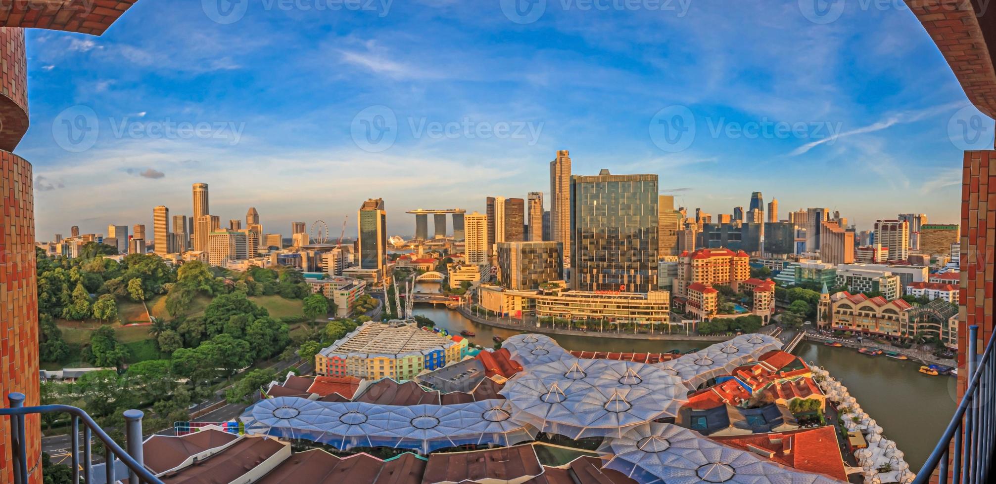 vista panorámica a vista de pájaro del horizonte de singapur y del distrito de entretenimiento de clarke quay foto