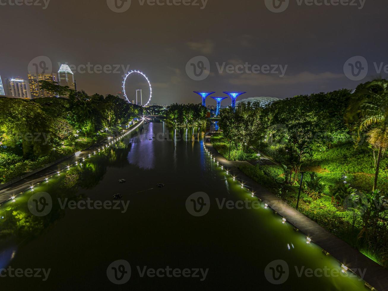 imagen de jardines junto al parque de la bahía en singapur durante la noche en septiembre foto