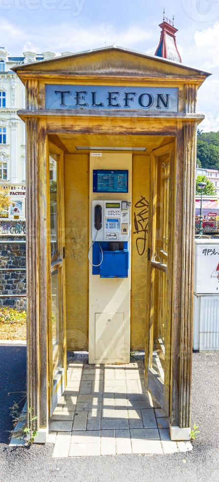 imagen de una cabina telefónica antigua aislada en la histórica ciudad checa de carlsbad durante el día foto