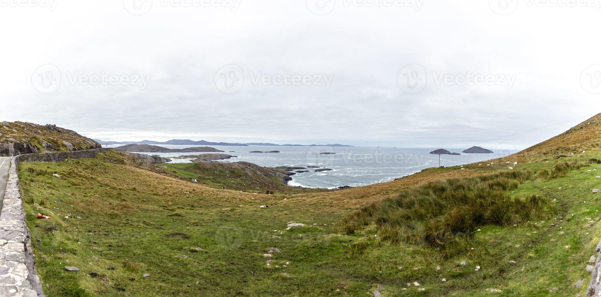 imagen panorámica del típico paisaje irlandés durante el día foto