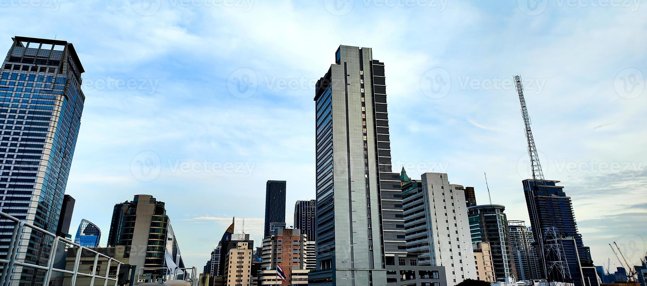 banner horizontal de grandes edificios de la ciudad con cielo. foto