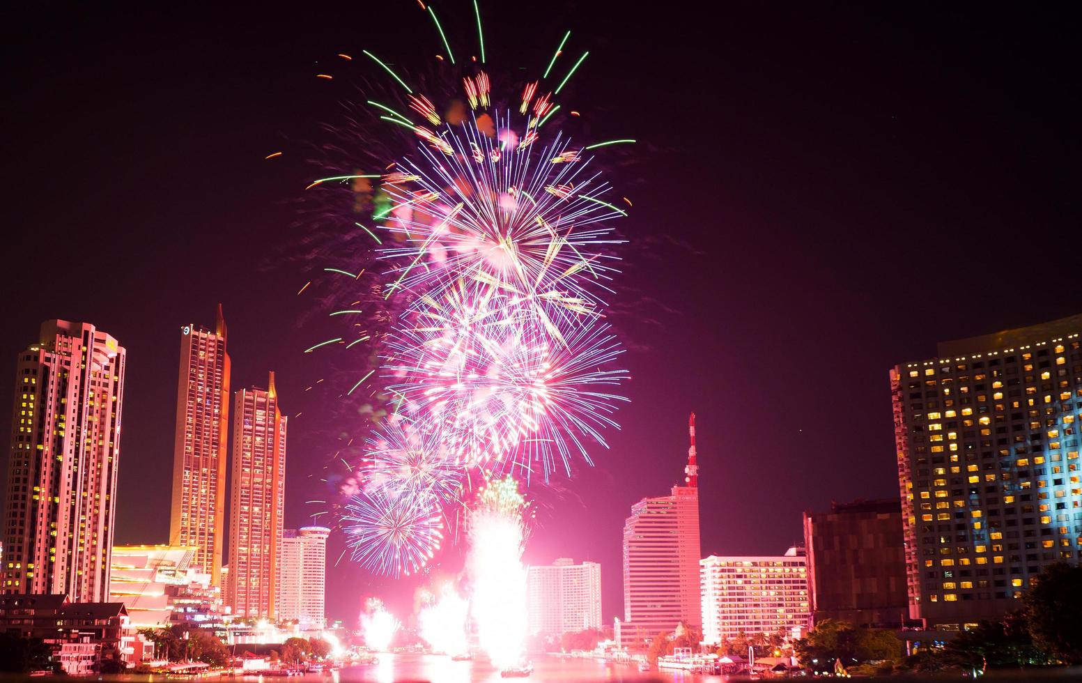 increíble cuenta regresiva 2023 en el río chao phraya en el centro de la ciudad de bangkok, fuegos artificiales de año nuevo en el río y frente al icono siam tailandia foto