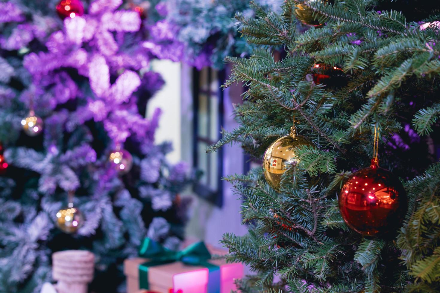 fondo de árbol de navidad para festival, navidad y feliz año nuevo. evento de intercambio de regalos navideños con copia foto