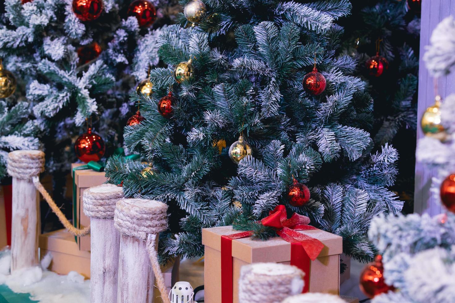 fondo de árbol de navidad para festival, navidad y feliz año nuevo. evento de intercambio de regalos navideños con copia foto