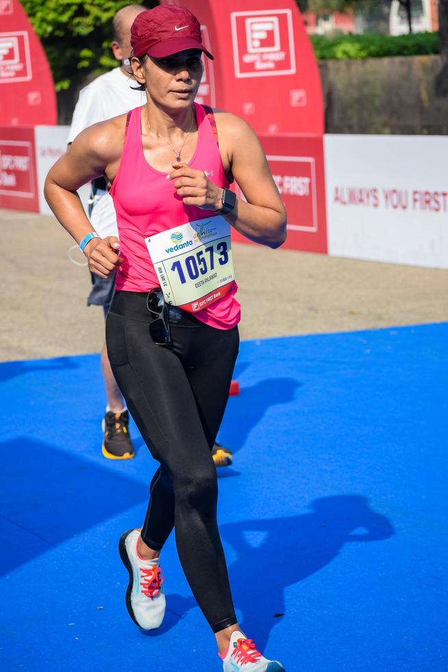 nueva delhi, india - 16 de octubre de 2022 - carrera de media maratón de vedanta delhi después de covid en la que los participantes del maratón están a punto de cruzar la línea de meta, media maratón de delhi 2022 foto