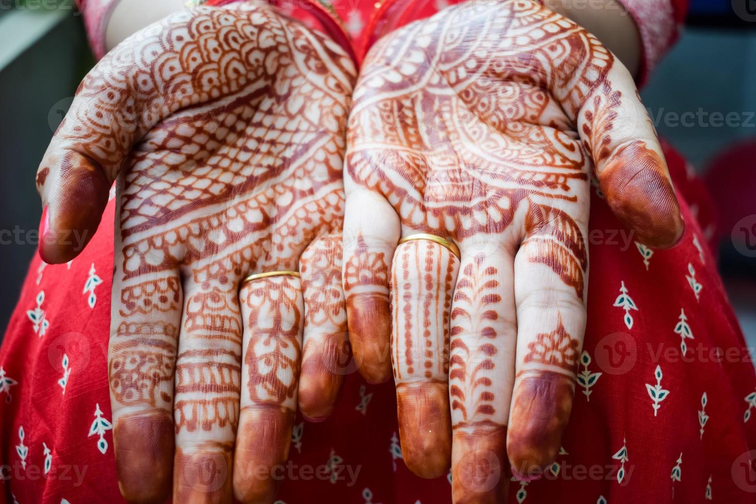 hermosa mujer vestida como tradición india con diseño de henna mehndi en ambas manos para celebrar el gran festival de karwa chauth, celebraciones de karwa chauth de una mujer india para su marido foto