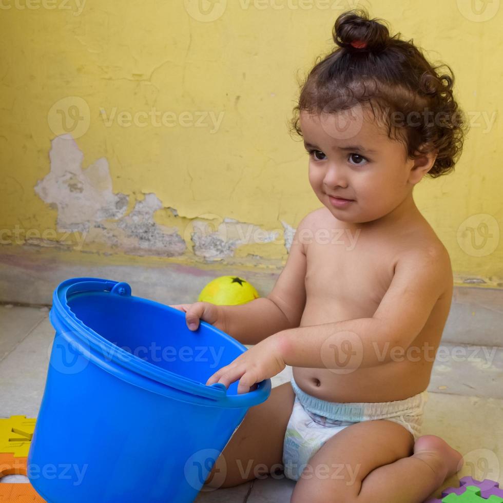 lindo niño shivaay sapra en el balcón de la casa durante el verano, dulce sesión de fotos de niño pequeño durante el día, niño pequeño disfrutando en casa durante la sesión de fotos