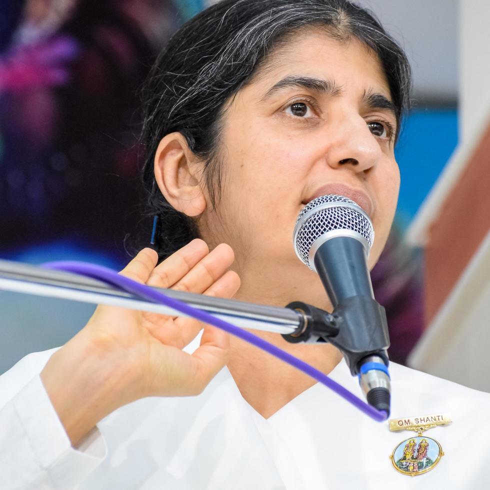 nueva delhi, india, 16 de octubre de 2022 - bk shivani durante la sesión de meditación, shivani verma, más conocida como bk shivani, es maestra en el movimiento espiritual de yoga y meditación brahma kumaris de la india foto