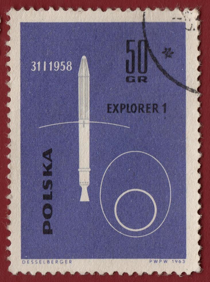 polonia - alrededor de 1963 sello impreso por polonia, muestra que explorer-1 fue el primer satélite terrestre artificial estadounidense, alrededor de 1963 foto