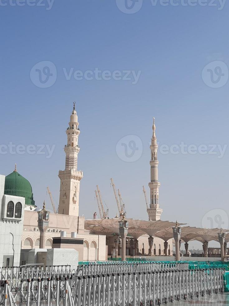 hermosa vista diurna de masjid al nabawi, medina, arabia saudita. foto