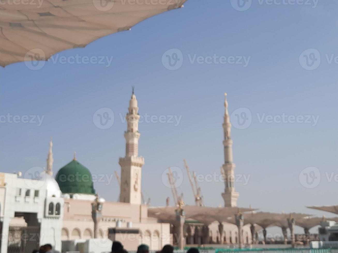 hermosa vista diurna de masjid al nabawi, la cúpula verde de medina, los minaretes y el patio de la mezquita. foto