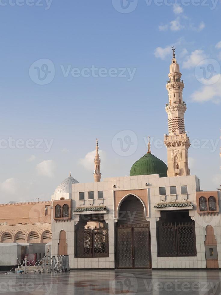 hermosa vista diurna de masjid al nabawi, la cúpula verde de medina, los minaretes y el patio de la mezquita. foto