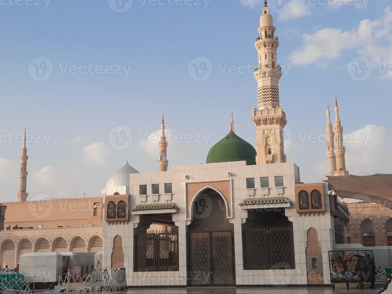 hermosa vista diurna de masjid al nabawi, la cúpula verde de medina, los minaretes y el patio de la mezquita. foto