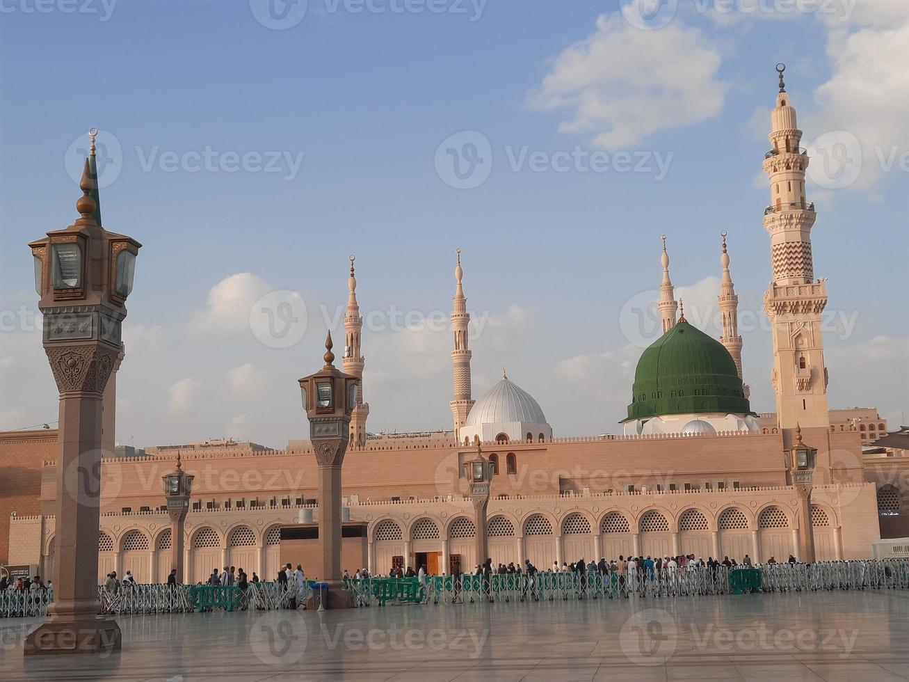 hermosa vista diurna de masjid al nabawi, la cúpula verde de medina, los minaretes y el patio de la mezquita. foto