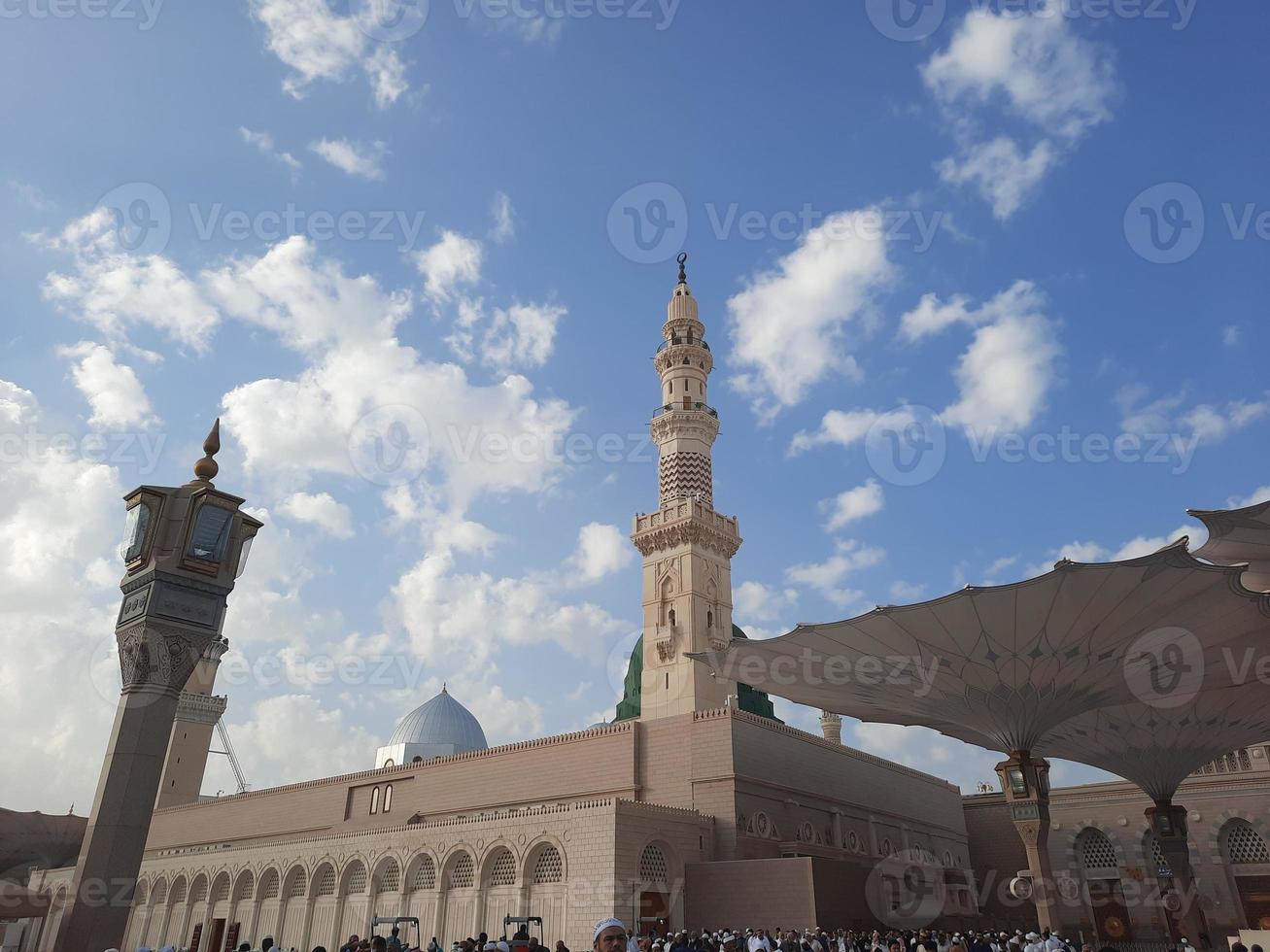 hermosa vista diurna de la mezquita del profeta - masjid al nabawi, medina, arabia saudita. foto